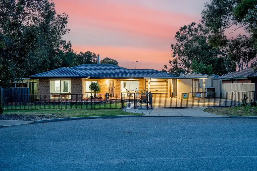 Brookdale 4침실 IMMACULATE FAMILY HOME WITH SPACE, STYLE, HILLS VIEWS,VERSATILITY & AFFORDABILITY.