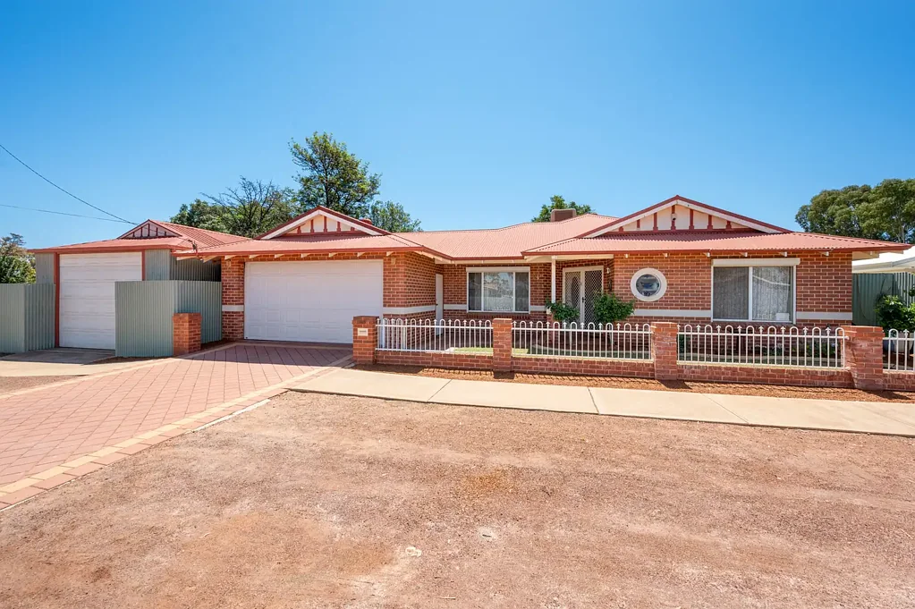South Kalgoorlie 3房  Brick 3-Bedroom Home, That's Perfect For The Growing Family & Has The Added Bonus Of A 7.5m x 6m Shed!