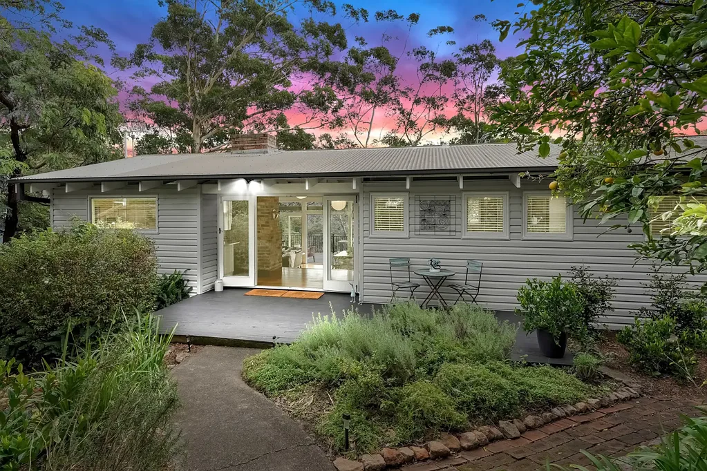 Avoca Beach 3 Bedroom Superb beach-house with beach views on 1,200 sqm (approx)