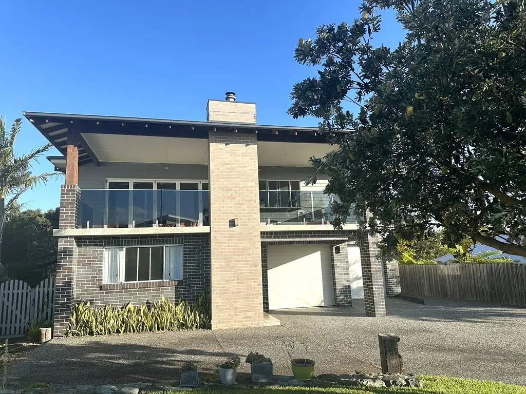 STUNNING 4 BEDROOM HOME WITH OCEAN VIEWS!