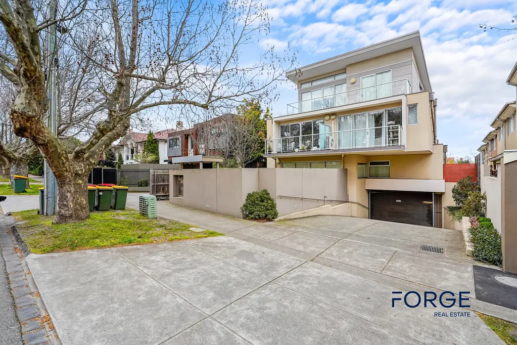 Streamlined & Stylish Urban Apartment with 2 Bedrooms, 1 Bathroom and 1 Carpark