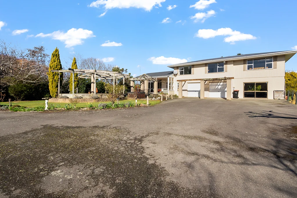 Waimatua Dive into This District Road Oasis