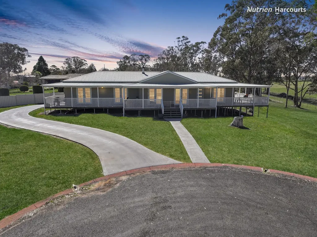 Glen Innes 4कमरा Elegant Family Living with Endless Potential