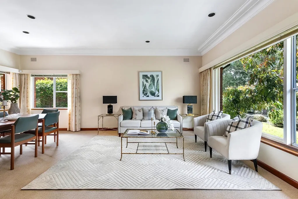 Turramurra 3房 双层砖砌住宅 私密绿树成荫 俯瞰Sheldon Forest景观 Smeg Miele电器 双车位车库 西北朝向后院 步行至Turramurra商店 Solid foundations with endless possibilities, poised for modern living and lifestyle enjoyment