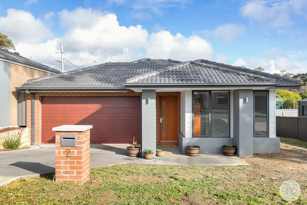 Mount Clear 4 Bedroom Modern Home with Side Access Close to Schools and Shops