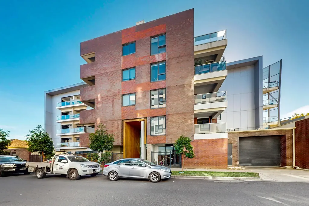 Moonee Ponds 2房 Moonee Ponds中心 两卧公寓 现代厨房 阳台休闲 安全便捷 专用车位 Stylish & Convenient Inner-City Living | EOI Closing 29th Sep 5pm
