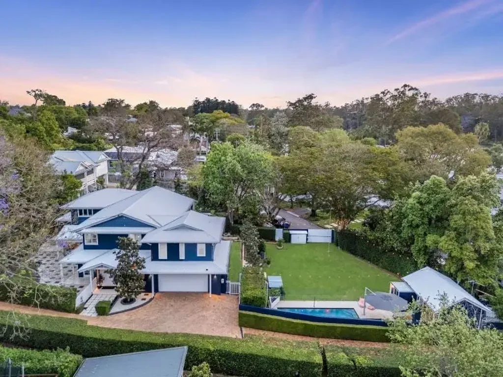 Chelmer 5 Slaapkamer Luxury Family Estate in Chelmer’s Most Sought-After Street!