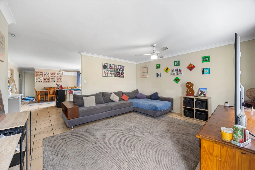 Crestmead 4Zimmer Solid family home with fully fenced backyard