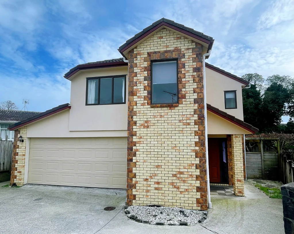 Sunny 5 bedroom 2 bathroom stunning house