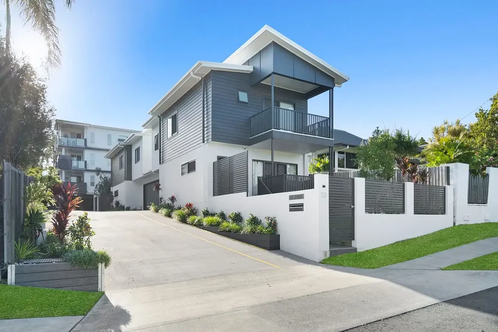 Carina Heights 2 Bedroom Undeniable Lifestyle Appeal - Impeccable Top-Floor Apartment Just 10kms from CBD