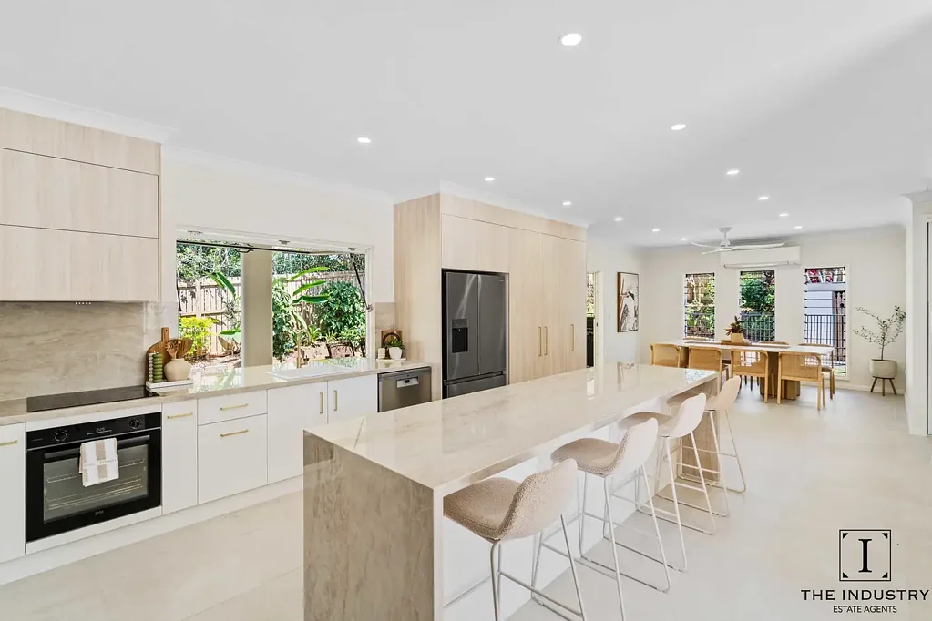 Bentley Park 4 Slaapkamer Renovated Family Living with an Entertainer's Edge