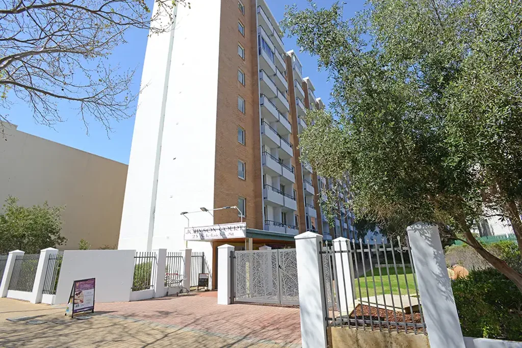 VERY NEAT UNIT IN THE HEART OF FREMANTLE