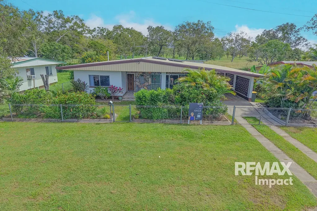 Mareeba 3Kwarto Italian Inspired Living close to Golf Course & CBD with SHED & SOLAR