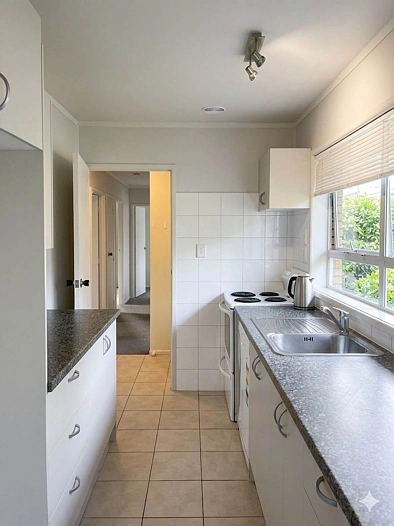 Delightful Two Bedroom End Unit in Royal Oak