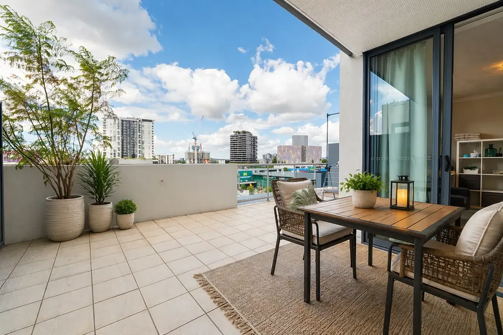Woolloongabba 2房 Gabba中心地段 双居住潜力 度假村泳池 健身房桑拿 私人影院 近The Gabba CBD近大学 新铁路站 咖啡餐厅环绕 Rare Dual-Living Opportunity in the Heart of the Gabba Central Precinct