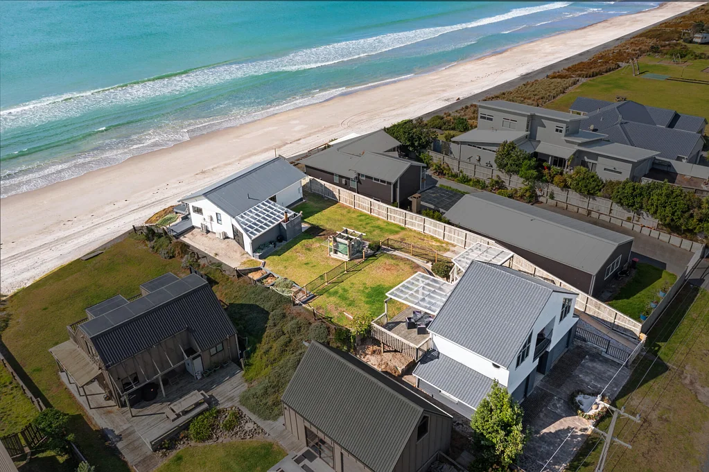 Pukehina 4房  TWO FOR THE PRICE OF ONE - BEACHFRONT BARGAIN