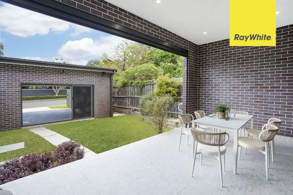 Lidcombe 4Phòng ngủ NEAR NEW FULL BRICK LUXURIOUS DUPLEX