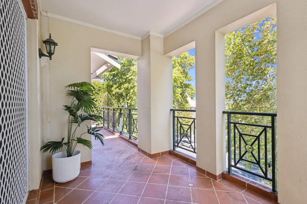 South Perth 3غرفة نوم Boutique Top-Floor Apartment with river glimpses.