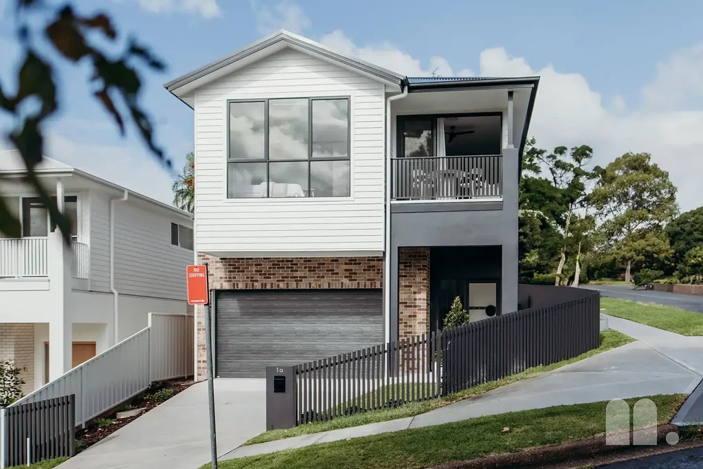 New Lambton Heights 4침실 Ocean glimpses, family comfort & effortless style in brand new family home