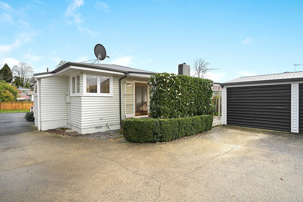 Hillcrest 5房  Two Consented Homes - Rare Hillcrest Opportunity