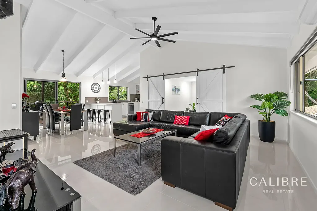 Karana Downs 4 Slaapkamer Elevated Family Living with Serenity, Space & Stunning Leafy Outlooks