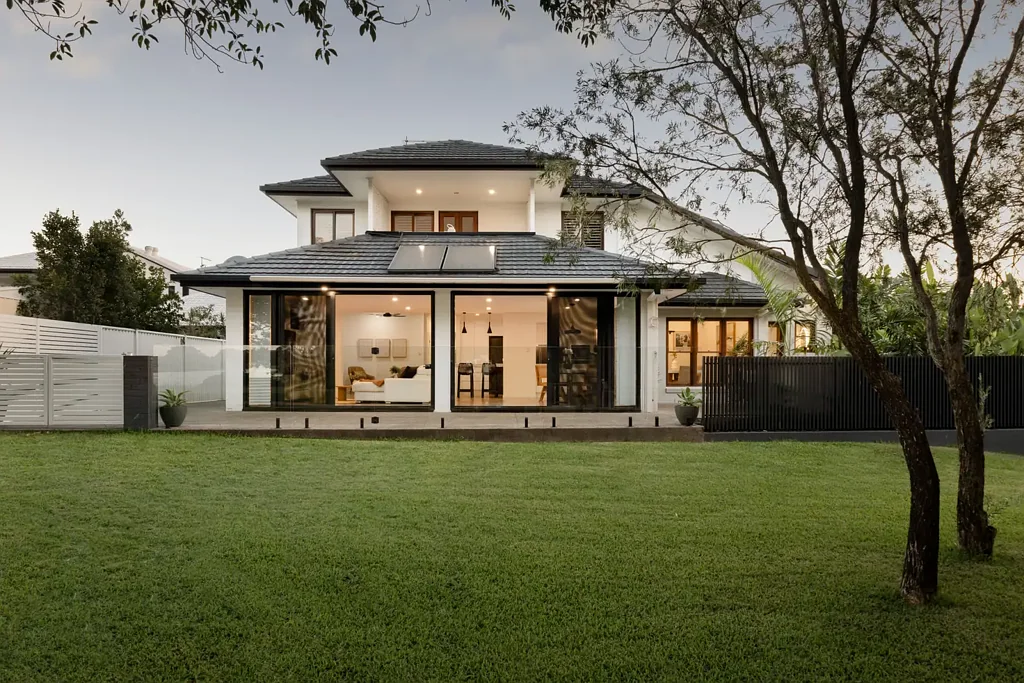 Pelican Waters 4Kwarto Luxury on a Grand Scale: North-Facing Golf Course Frontage