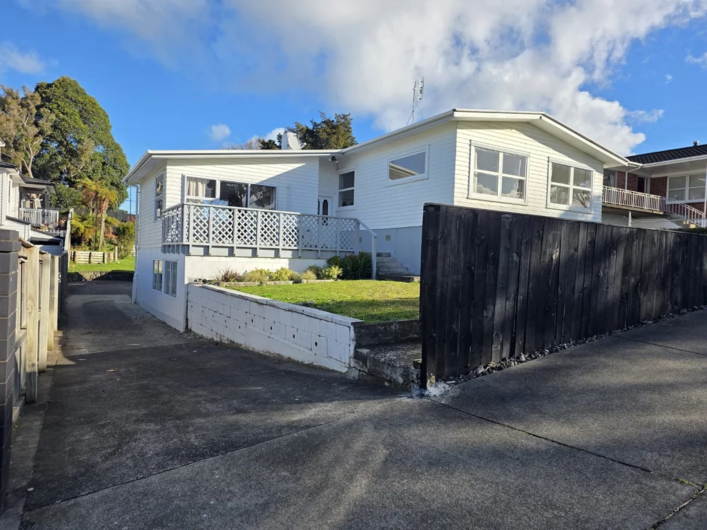 Spacious 3-Bedroom Family Home with Rumpus & Park at Your Back Door