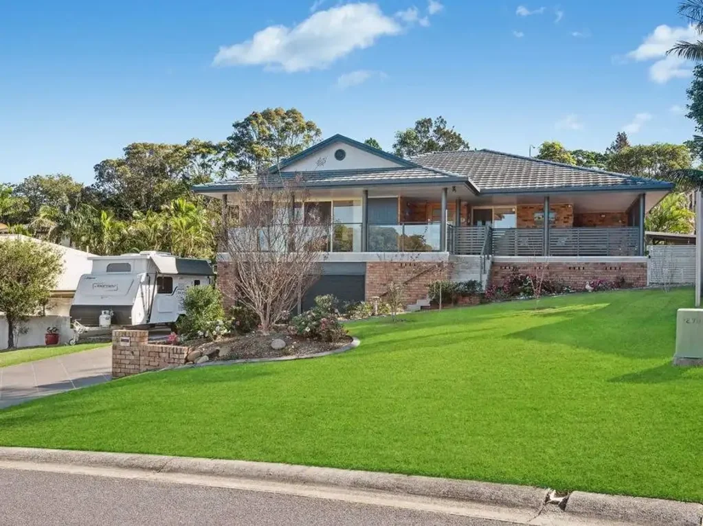 COASTAL FOUR BEDROOM FAMILY HOME
