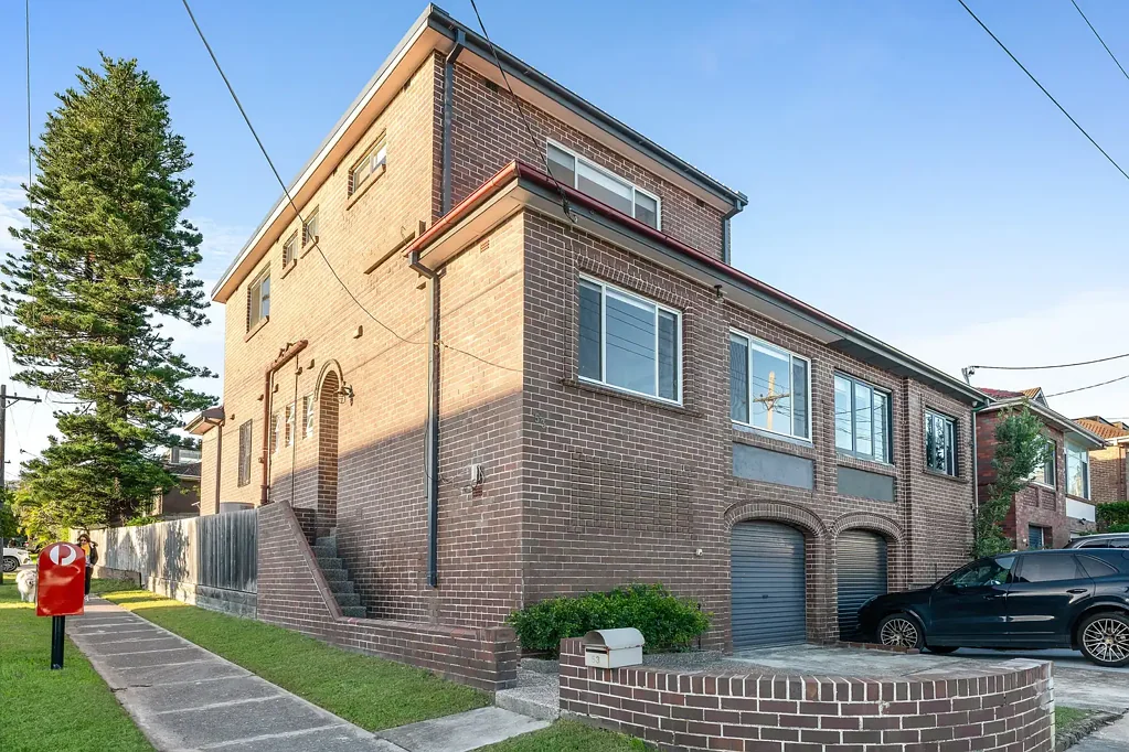 North Bondi 5房 朝北角地块 宽敞五卧 独立办公室 阳光平台后院 车库带工作间 北邦迪核心位置 Prestige North Bondi Corner Holding with Scale, Light and Potential