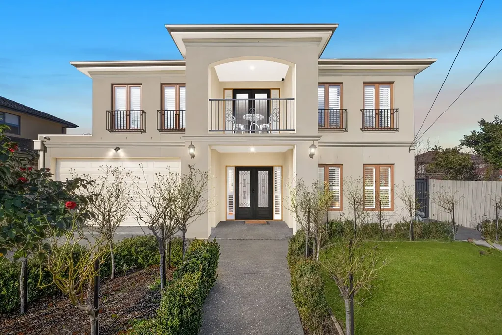 Mount Waverley 5房 卓越的规模，精致的奢华与阳光普照的北向后院 EXCEPTIONAL SCALE, REFINED LUXURY & LIGHT-FILLED FAMILY LIVING