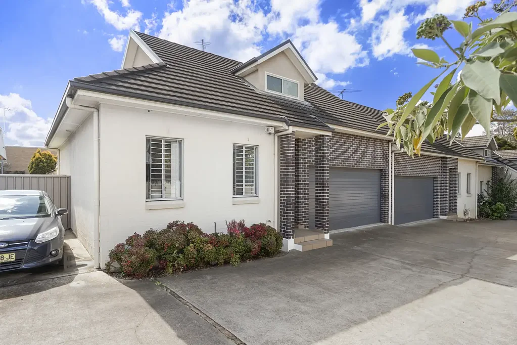 Revesby 3 Slaapkamer Spacious Rear-to-North Townhouse with Flexible Family Living