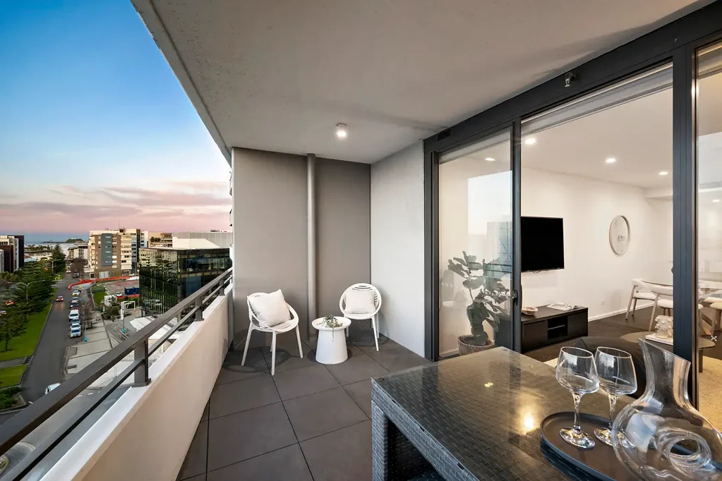 Newcastle 1 Bedroom City-Chic Living with View to Iconic Nobby's Headland