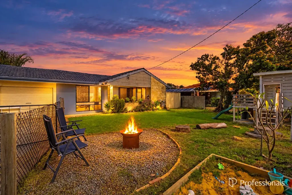 Forrestfield 4कमरा POOLSIDE LIVING • FAMILY ENTERTAINING • FUTURE POTENTIAL