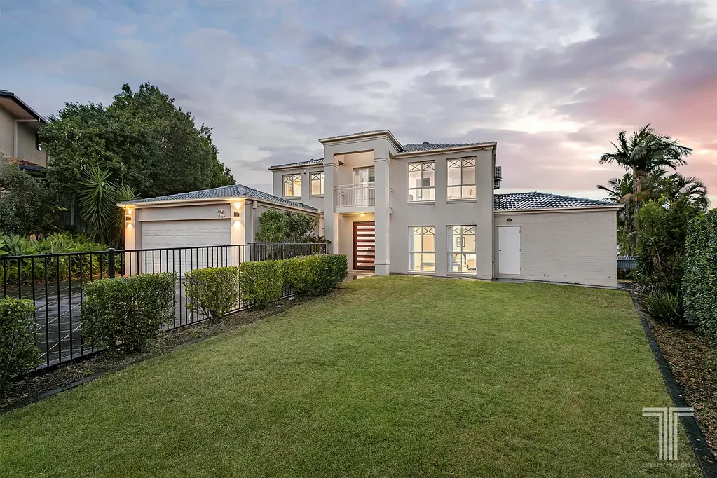 Carindale 5 Bedroom Grand Family Living in a Prime Cul-de-sac Position
