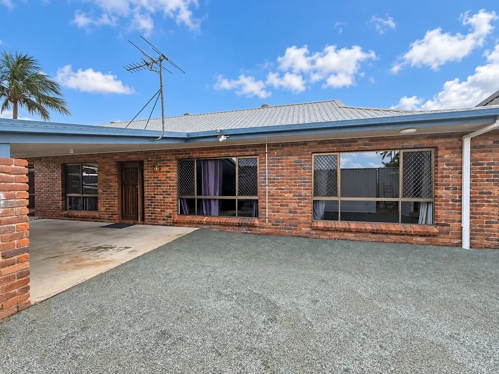 FIVE-BEDROOM PROPERTY CLOSE TO THE BEACH