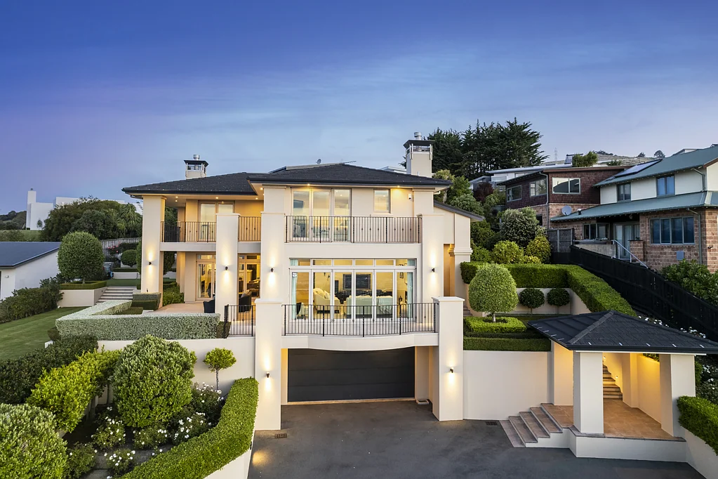 Mount Pleasant 4 Bedroom Spectacular views and four-car garaging