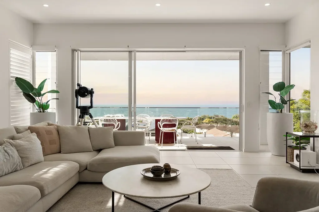 Coolum Beach 3침실 Exclusive Whole-Floor Luxury Living Above Coolum Beach