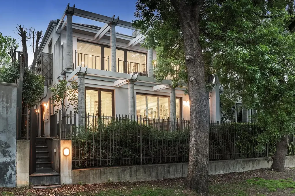 Toorak 4房 Nicholas Day设计 优雅卓越 双层奢居 西向露台 叶景河畔 便捷村道 Prestigious Parkside Living