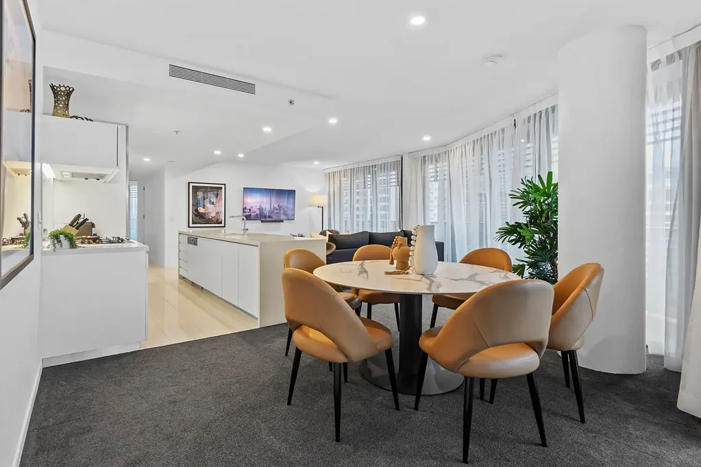 Broadbeach 2ਬੈੱਡਰੂਮ HUGE VALUE - MUST BE SEEN TO BELIEVED!