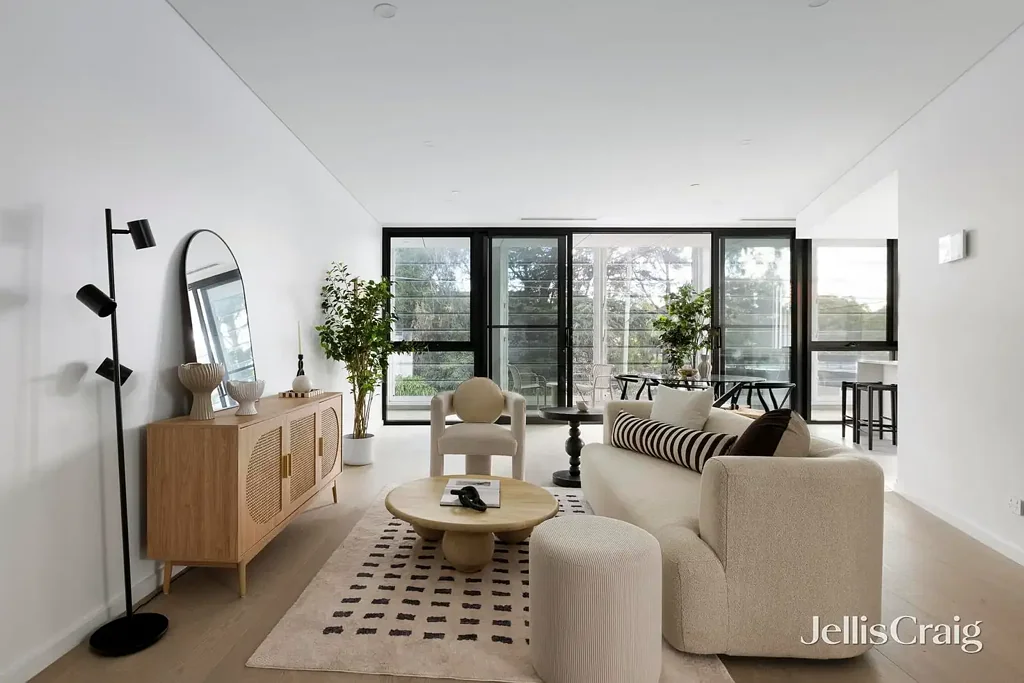 Alphington 3 Bedroom Classic Architecture, Modern Comforts, Premier Location