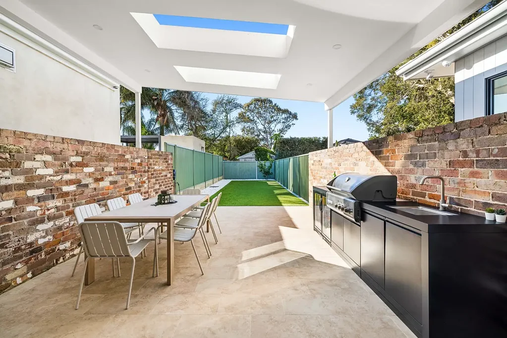 Croydon Park 2બેડરૂમ Stylish renovated semi in prime Croydon Park pocket