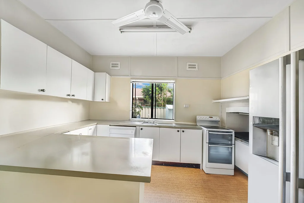 Booker Bay 4 Bedroom A+ street & location. Would suit developers/investors or simply move in, start living and enjoying the coastal lifestyle