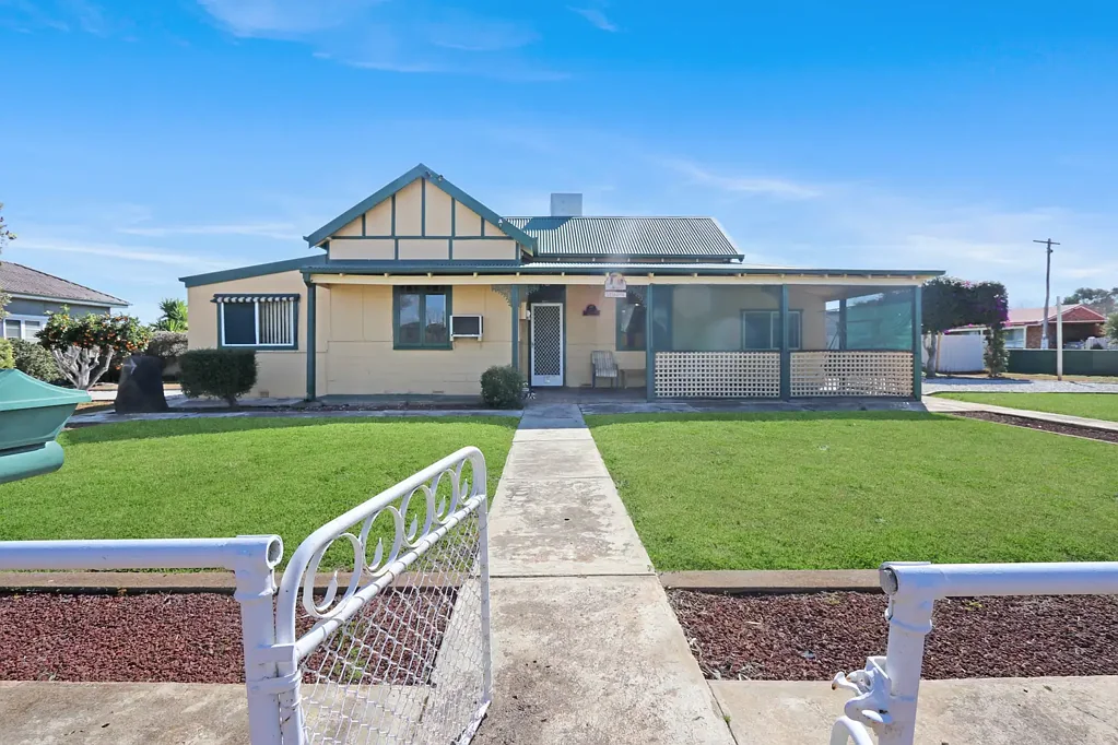 West Wyalong 3બેડરૂમ Entertain, Relax and Enjoy - CORNER BLOCK APPEAL!