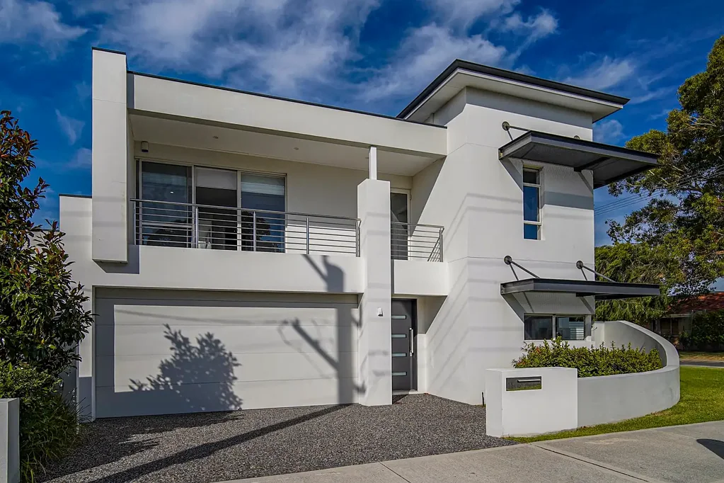 STUNNING EXECUTIVE HOME IN PREMIER LOCATION