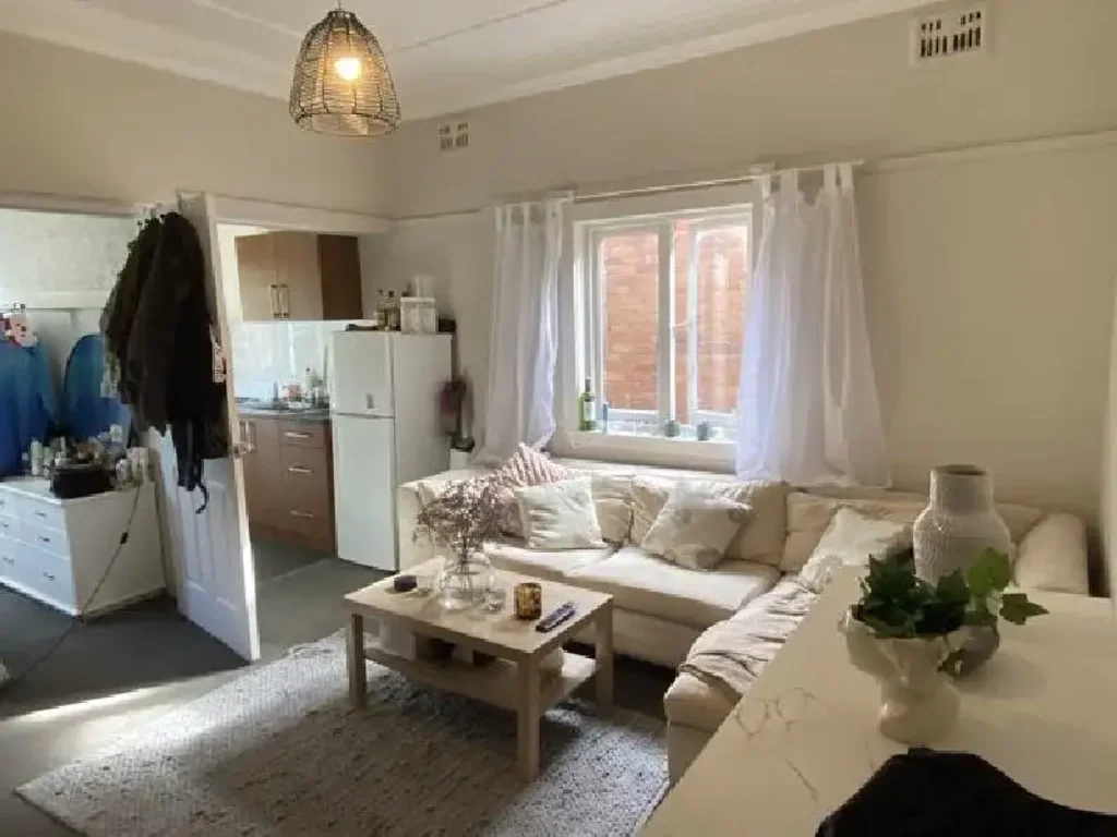 BRILLIANTLY POSITIONED 2 BED UNIT - SHORT STROLL TO BEACH & SHOPS