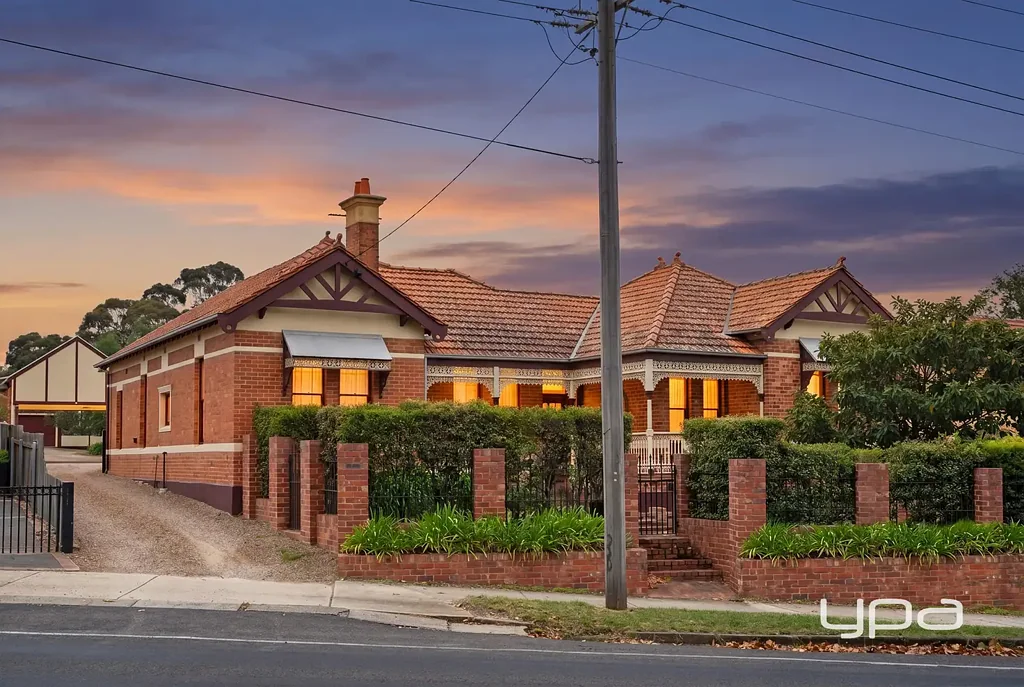 Bacchus Marsh 4房 Bacchus Marsh黄金地段 2478m²阔绰用地 四卧主套房 商业潜力巨大 室内外无缝连接 大型谷仓棚屋 多功能空间 A LANDMARK RESIDENCE OF SCALE, CHARACTER AND OPPORTUNITY.