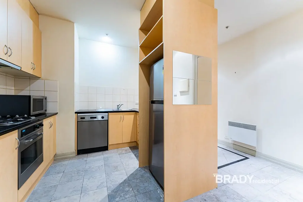 SPACIOUS TWO BEDROOM IN THE EMPIRE BUILDING ON LA TROBE ST.