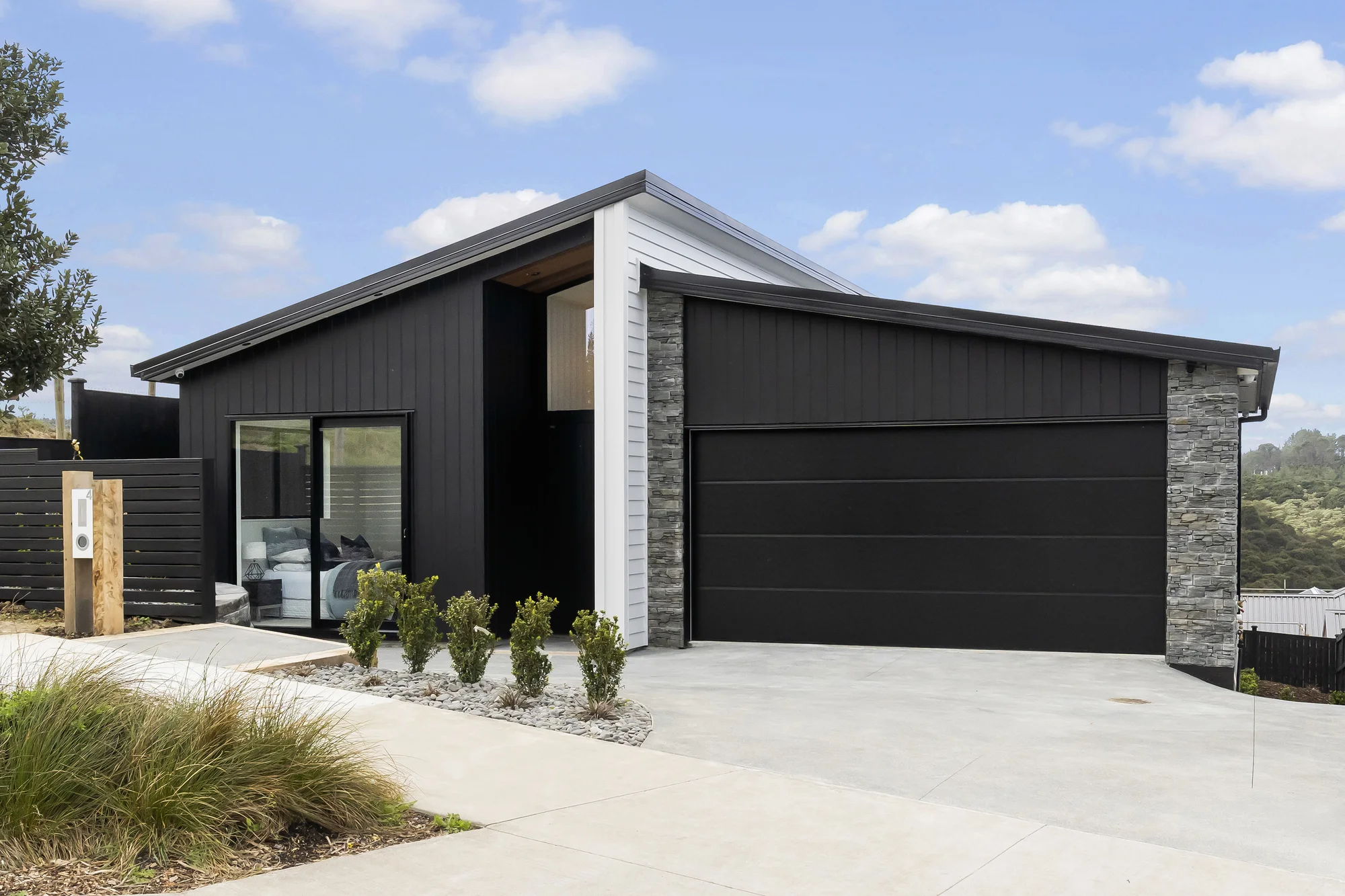 Wainui 4ห้องนอน A Refined Single Level Home with a View