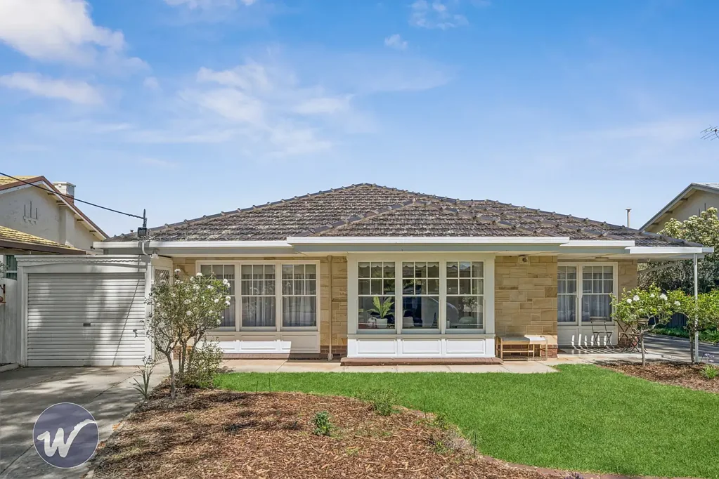 Glenelg East 3कमरा Sought-After Front Unit Offering Space, Light & Lifestyle