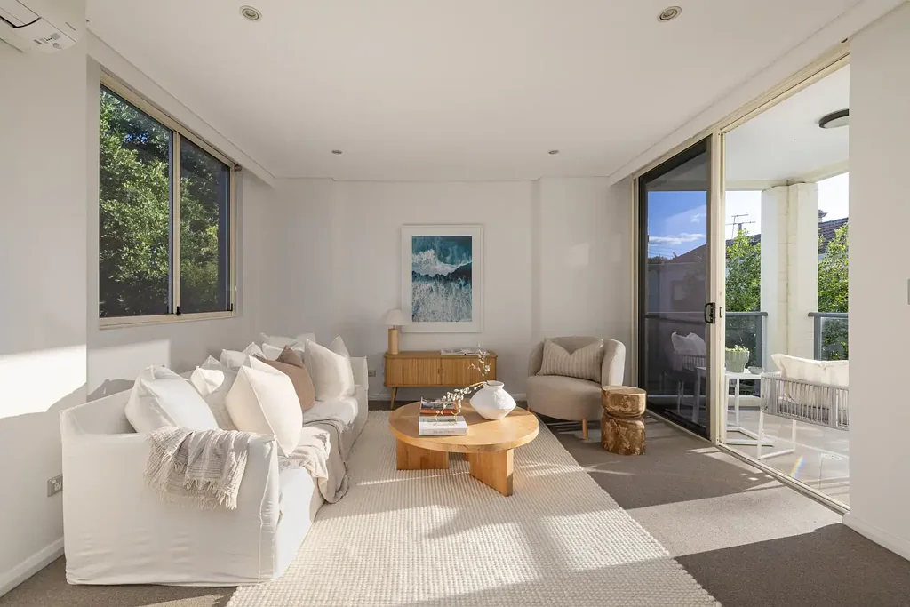Wolli Creek 2房 Carena综合体优越位置 开放式明亮生活区 主卧独立卫浴 度假村式设施齐全 步行火车站超市 Bright apartment with 2 balconies in resort-style complex